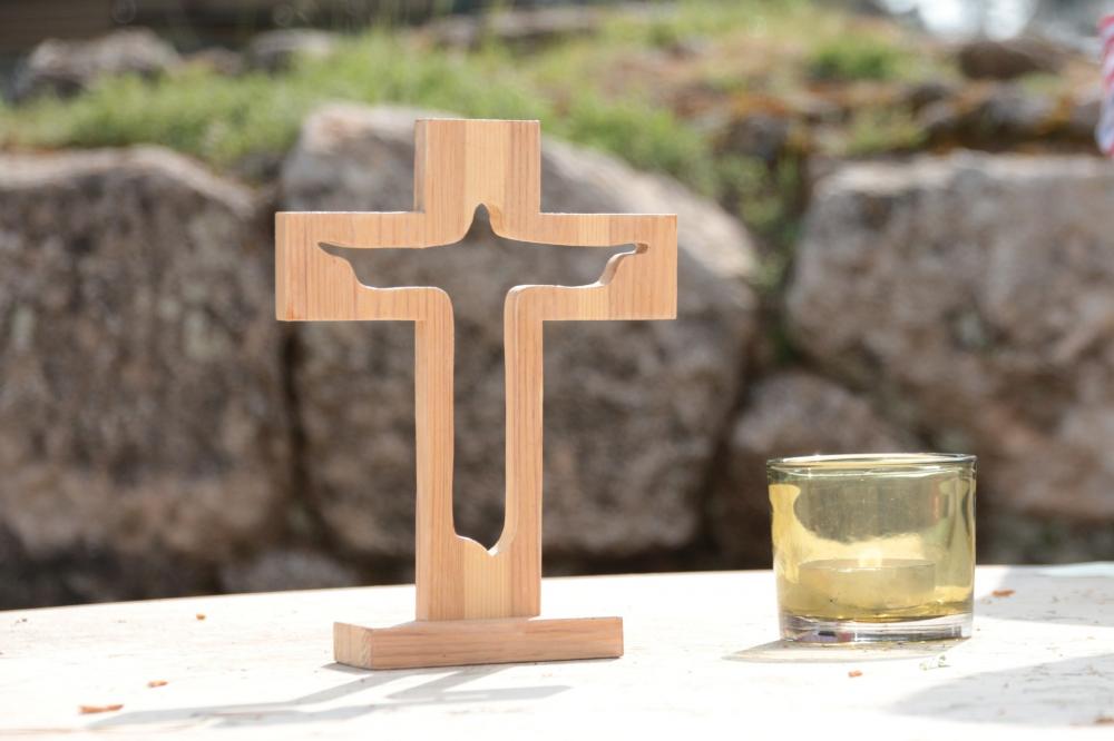 Ansicht eines Kreuzes auf einem Altar.